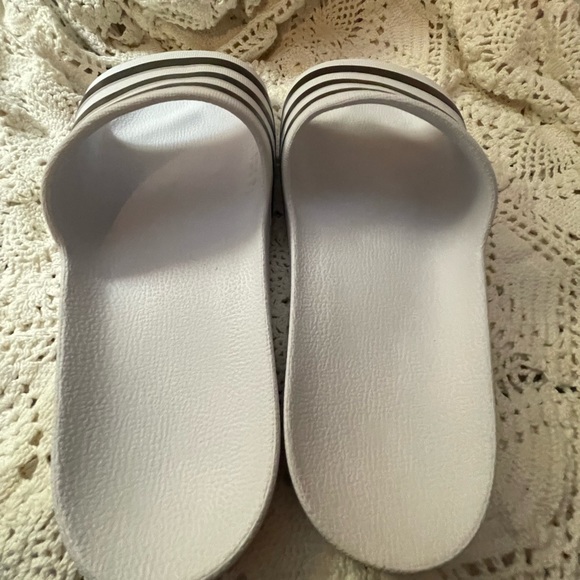 Size 10 white and blue Adidas sandals Synthetic upper
Slip-on
Round open toe - Picture 3 of 12